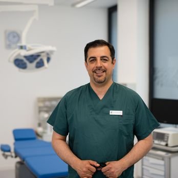 د. أفشين موهب – خبير زراعة الشعر والجراحة التجميلية في هامبورغ Neustadt